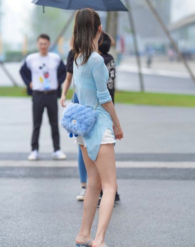 链条包|黑色紧身裤搭配链条包, 时尚感十足, 抓人眼球