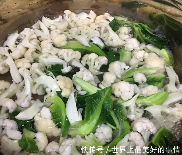 油渣香葱炒花菜，家常小炒，咸香入味