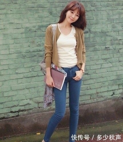牛仔裤 时尚搭配的牛仔裤美女,展现出迷人的细细腰身!