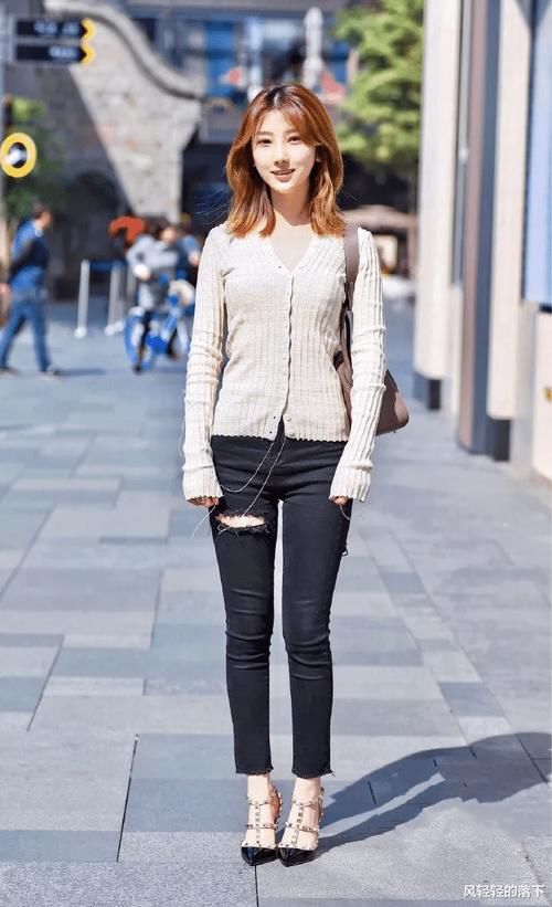 美女脚上搭配一双个性的露脚趾高跟鞋，让她似乎走入了摩登的世界