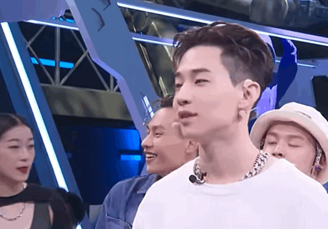 王一博|这街4录制现场,王一博一个动作,粉丝集体坐不住了