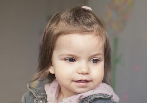 直奔|两岁儿子总学“金鱼嘴”,妈妈说太可爱,奶奶掰开嘴后直奔医院