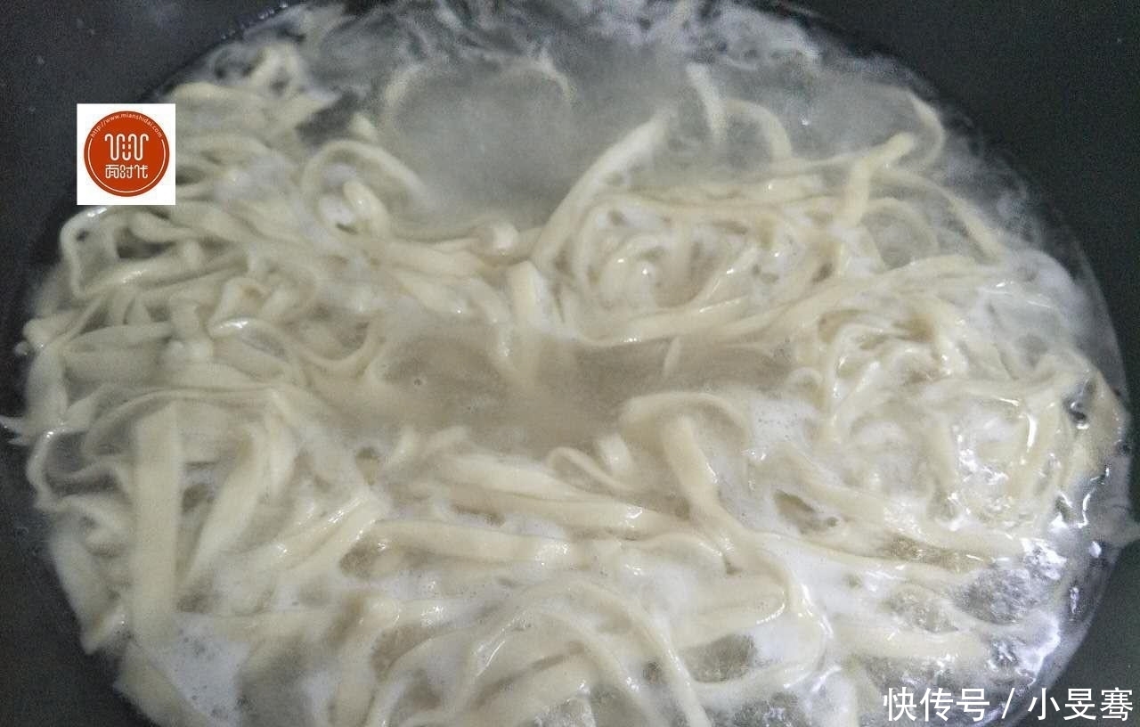 自己做的手工西红柿鸡蛋打卤面，汁浓面爽，比饭馆里的好吃！