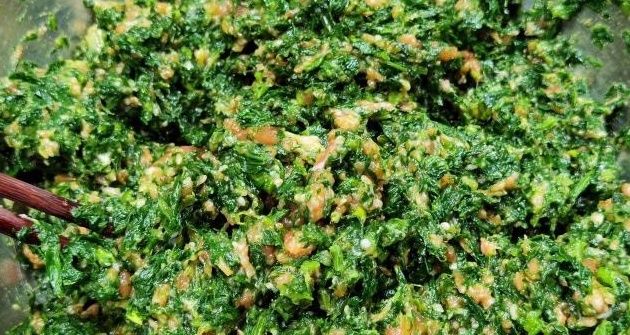 此菜的叶子常被扔掉，其实营养比茎高，冬天要多吃，包饺子吃真香