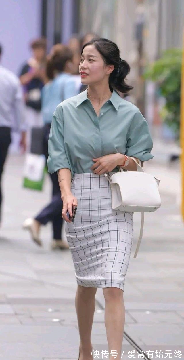 半身裙 灰绿色衬衫搭配白色格纹半身裙,基础款单品简单易搭,谁都能穿