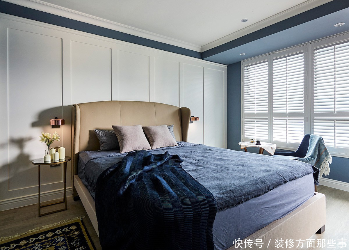 收纳|97平现代一居室,深灰蓝陈列收纳柜充分摆放你的心爱之物