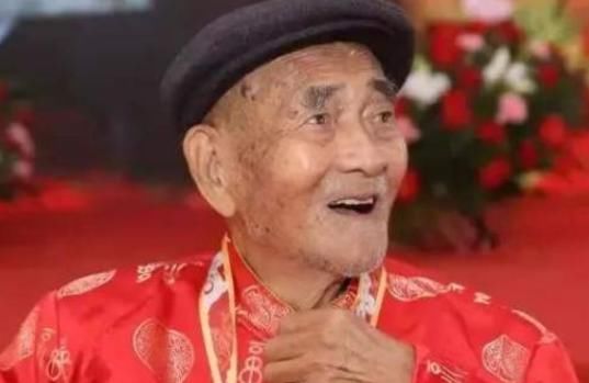 1位“壽星”的長壽秘訣:過了50歲,偷偷吃3樣食物,長壽更偏愛你