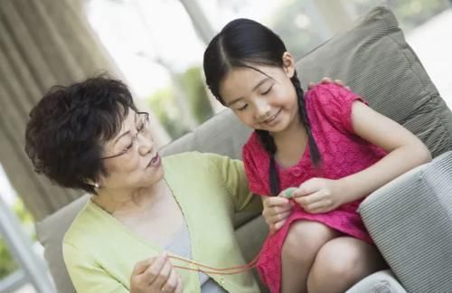 中国式隔代养娃有哪些不同?这是经验,宝宝每个月龄都有什么变化