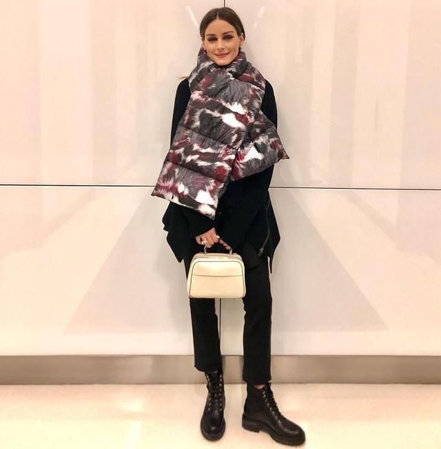 最近火了一种穿法叫“短靴+九分裤”，显高又飒爽，时髦一整冬