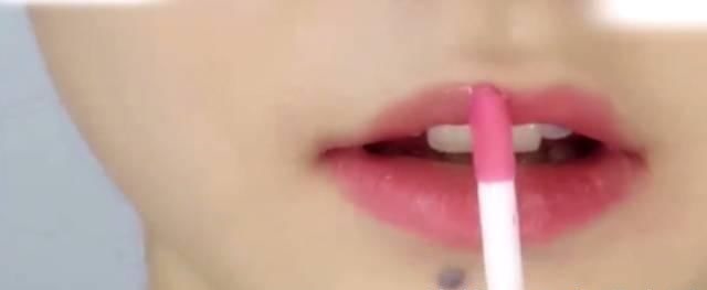 哑光唇 口红太贵?姑娘只用了1支口红 画出了8种唇色!