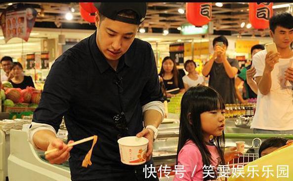 老人|老人带4岁娃超市疯狂试吃草莓,被制止孩子发怒:“我打死你!”