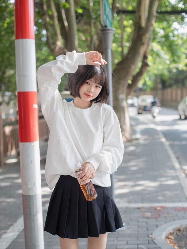 早秋|还在上学的女生可以这样穿,白色卫衣搭配百褶裙,款式百搭又休闲