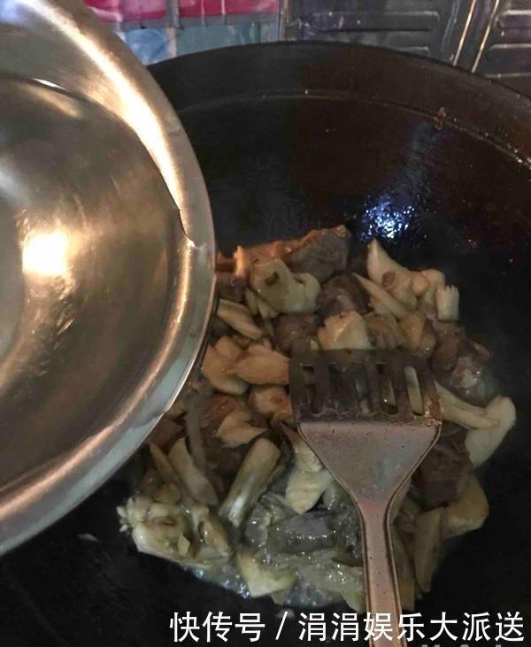 西红柿的黄金搭档不是鸡蛋!而是没人关注的它,强壮筋骨,长高个