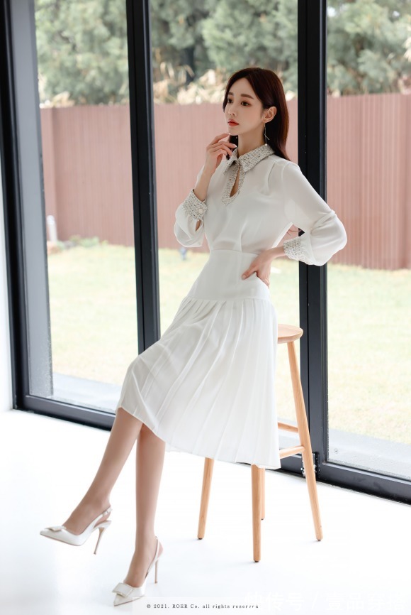 贝加莫雪穗|女神孙允珠高清时尚搭配:贝加莫雪穗晶莹飘绢百褶长裙