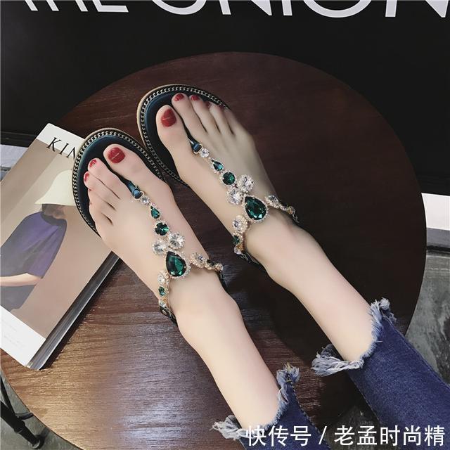 最适合与闺蜜小聚约会的6款简约百搭凉鞋