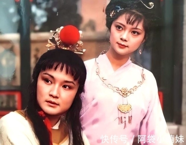 鹤氅#下雪了,红楼大观园姐妹聚会,4个女子没穿红斗篷,她们都是寡妇