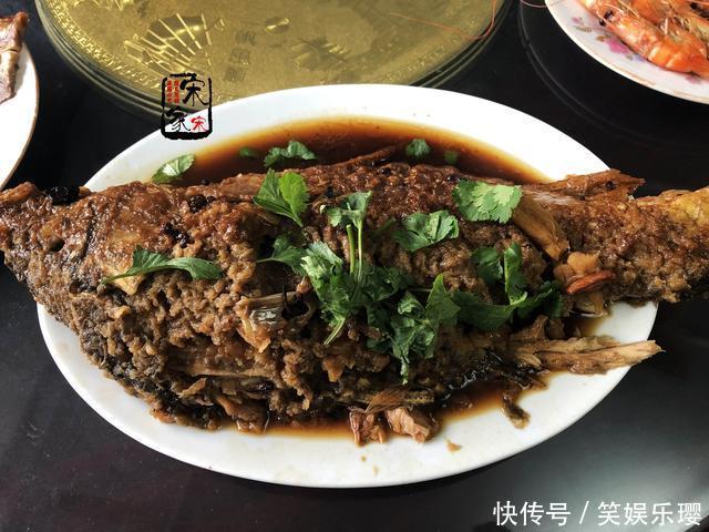 爷爷生日,菜刚端上桌嫂子坐下就吃,姑姑:停!老人还没动筷子