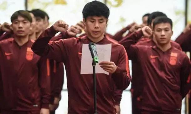 训练场|凌晨1点,中国足球传来好消息:李霄鹏做出难得决定,球迷齐声点赞