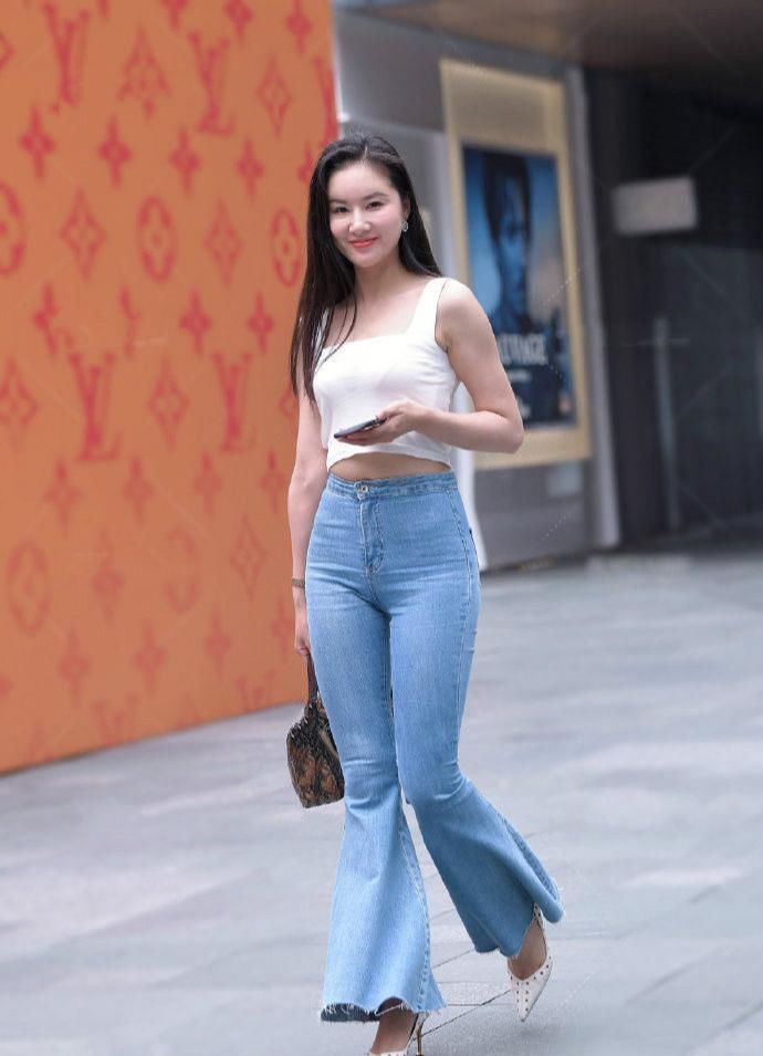 身材|牛仔喇叭裤太显身材，搭配杏色露脐背心，完美显出好身形