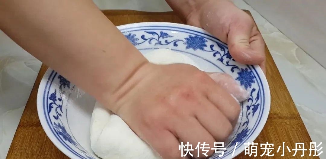 面粉|面粉这做法太香了,开水一烫,焦脆又空心,比油饼鸡蛋饼好吃几十倍