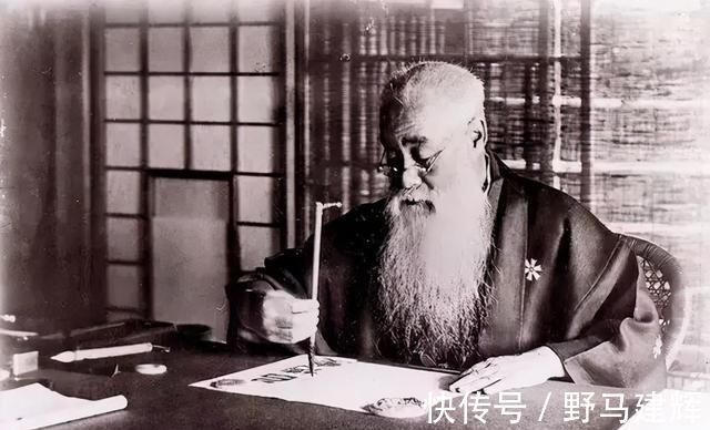 国展$“烧鸡体”看起来“丑丑”的,在国展中大受欢迎,他连入三届国展