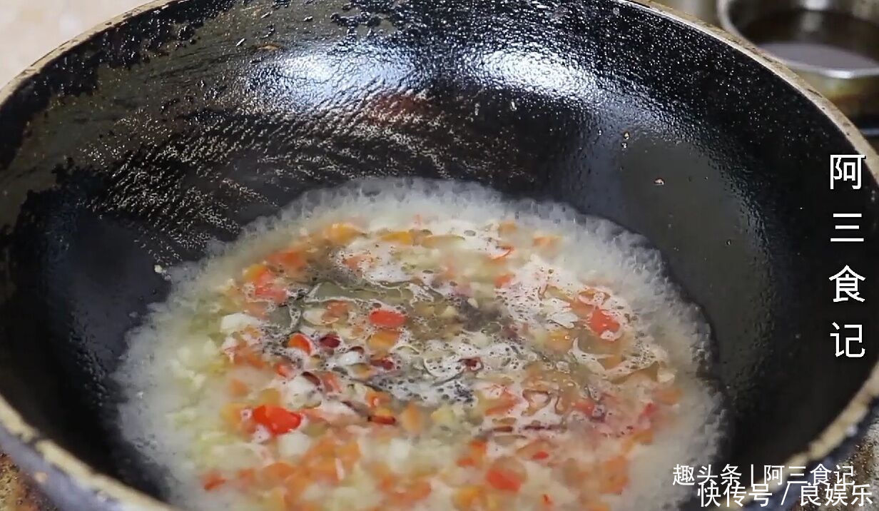  莲藕最好吃的做法，不炒不炖不凉拌，真是太香了，比吃肉还解馋