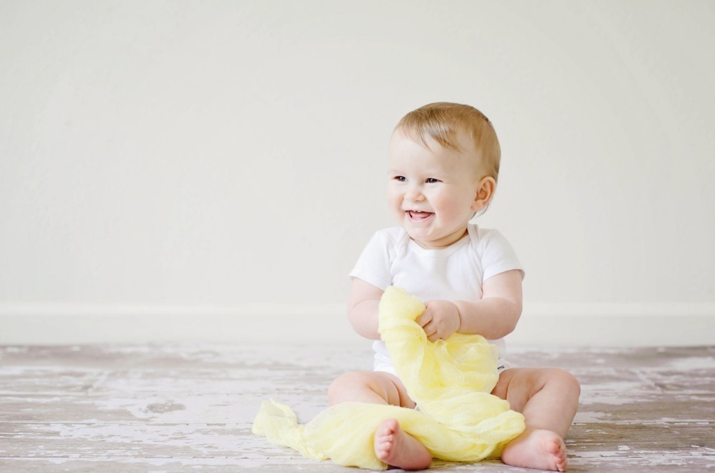 站立|妈妈故意拿走宝宝被子,结果萌娃发脾气了,奶凶奶凶的好可爱