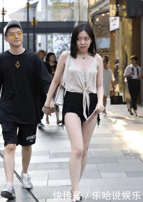 时尚|浅杏色吊带配生牛仔短裤，性感又成熟时尚