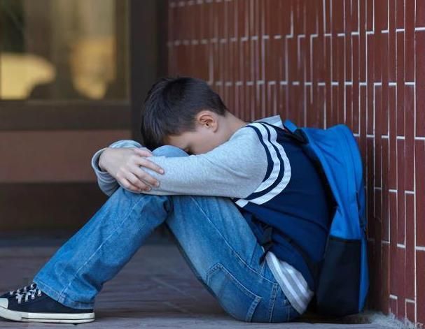 校园暴力|“你只要把他打哭了,打赢了,爸爸回来就奖励你!”