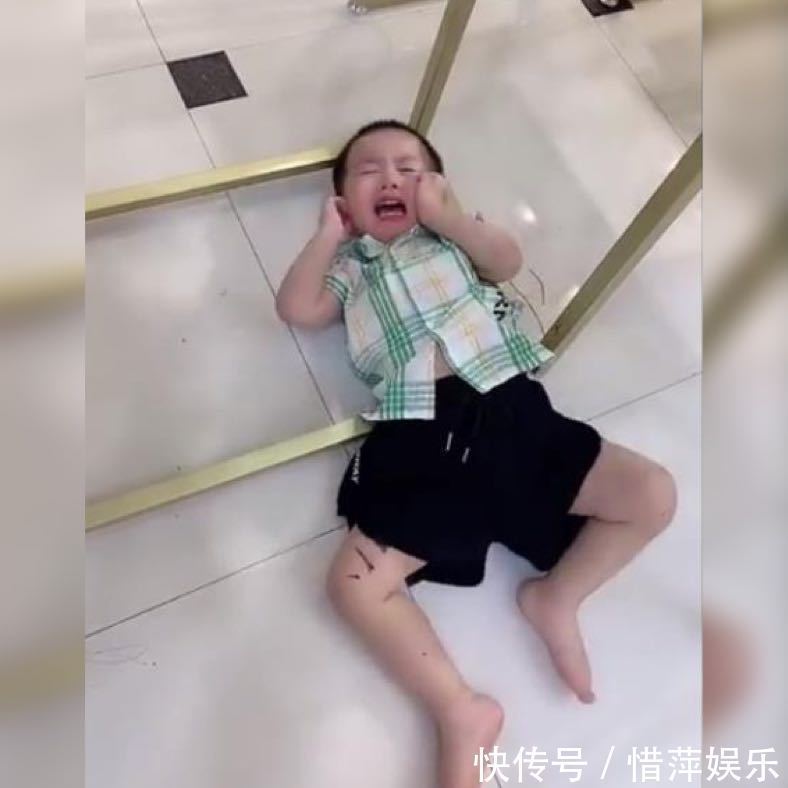 吵架|姐姐喂弟弟“强制性”喝药,弟弟惊恐的眼神笑翻网友一物降一物