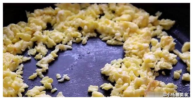 青椒鸡蛋这样做，孩子天天点名要吃，上桌就扫光，比吃肉还香