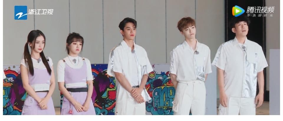 b《奔跑吧》宋雨琦和baby穿同款裙子，兩人坐姿形成鮮明對比，誰是女漢子再明顯不過