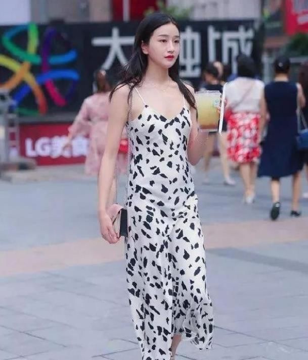 街拍，美女休闲牛仔裤搭配白色T恤，显得特别的顺眼