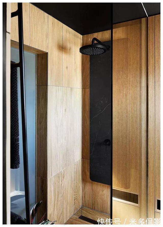 玄关|35㎡小公寓,用自行车做背景墙,躺在书柜上就能晒太阳,好惬意!