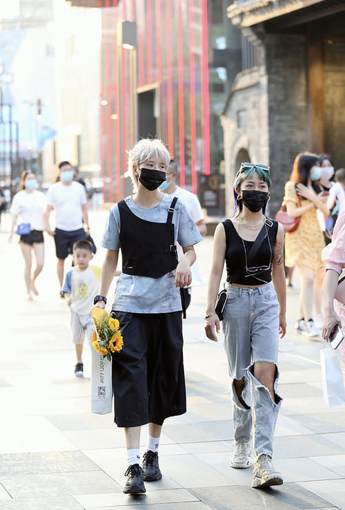 阔腿裤大势已去！今年流行的是“旧裤”，看到明星这样穿我入手了