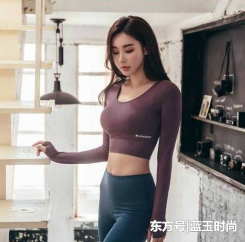 展现出|街拍青春靓丽的打底裤小姐姐,展现出自然美感,很有女神气质