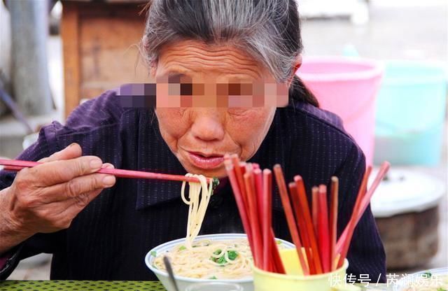 一碗“毒面条”害了很多孩子，父母却洋洋得意，毫不自知反省