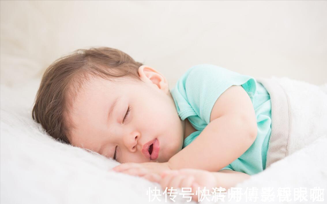 睡眠质量|新生儿老摆出“举手投降”的睡姿？正不正常你说了不算，看月龄