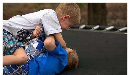 外婆|有这三点特性的家庭，容易养出不自信的孩子，请对照自查