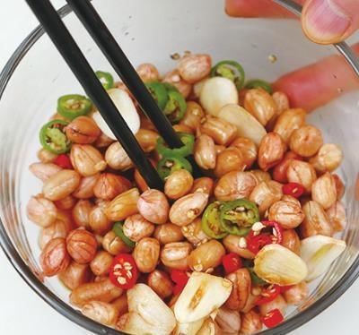 花生米别油炸,换种做法,酸辣香脆,做凉拌菜或是小点心都非常美味