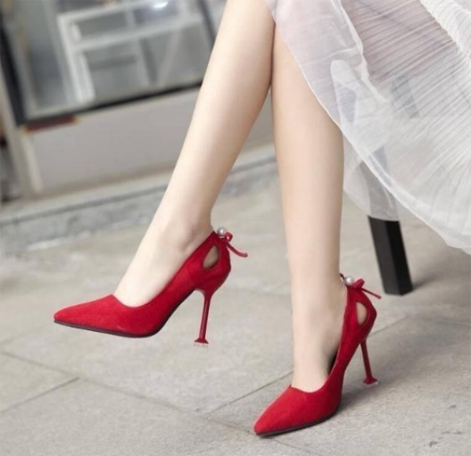 羊反绒 细跟鞋非常的青春活力，平添几分难以诉说的魅力