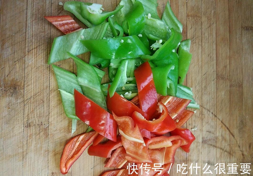 东北人|东北男人最爱的下酒菜:干豆腐炒尖椒,这样做,味道跟饭店一样