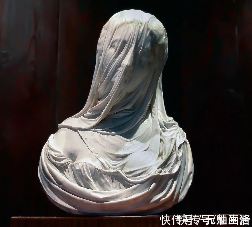 石头#这些雕塑蒙了一层纱布,走近扯一下,才发现纱布也是石头