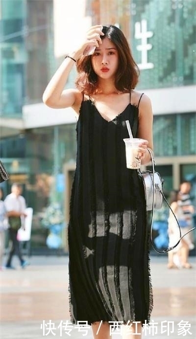 青春活力|街拍貌美肤白的小姐姐,秀出青春活力范,养眼又好看