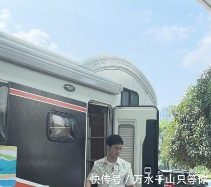 秀一秀|黄晓明《中餐厅》路透曝光,穿白色衬衫超帅气,嘉宾阵容疑曝光