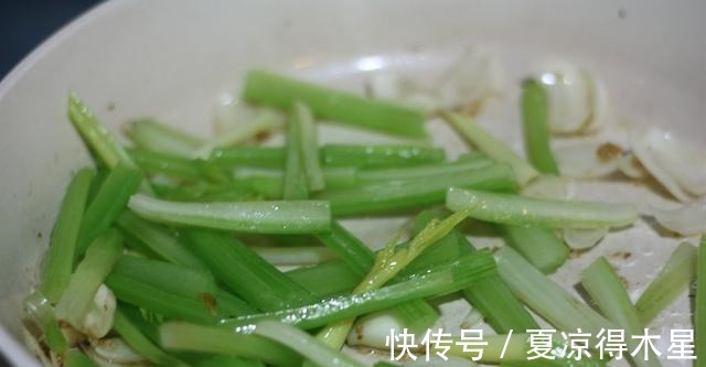 宁心安神|西芹百合炒虾仁，清脆爽口又有营养，快来品尝它的美味吧！
