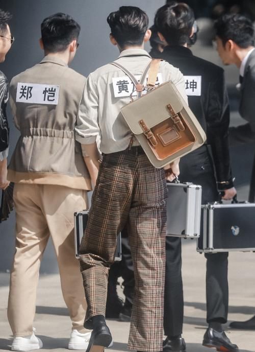 蔡徐坤郑恺下车被抓拍,谁留意到2人腿长对比?过于扎心了