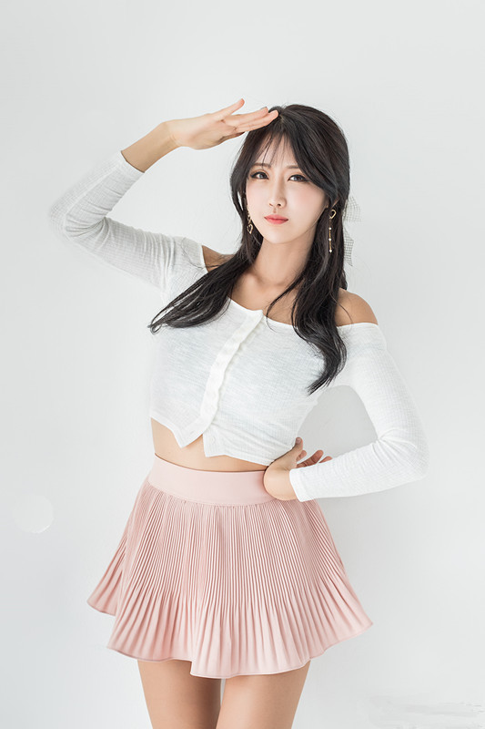 时尚|美女街拍阳光可爱的小姐姐,时尚性感的穿搭,尽显青春的魅力