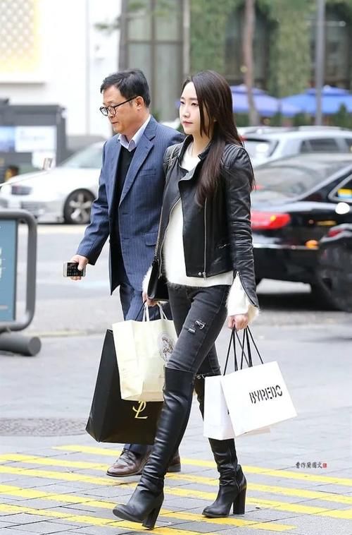 街拍:越穿越有高级感的高筒靴美女