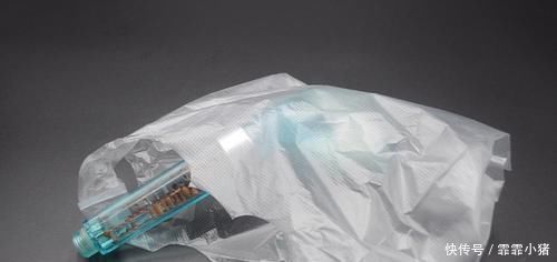 把牙膏挤到淋浴喷头上,一年能省下不少钱,解决了很多家庭的困扰